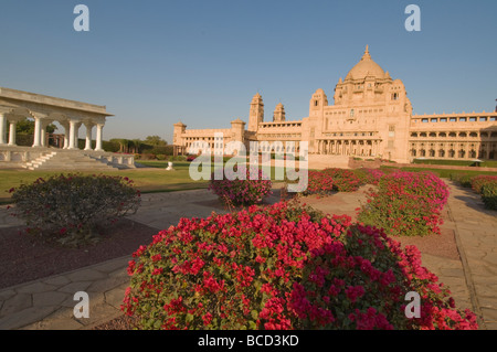 Umed Bhawan Palace, Giardini, edificio, interni ed esterni, realizzato in marmo e pietra arenaria rosa, Jodhpur, Rajasthan, India Foto Stock