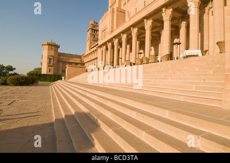 Umed Bhawan Palace, Giardini, edificio, interni ed esterni, realizzato in marmo e pietra arenaria rosa, Jodhpur, Rajasthan, India Foto Stock