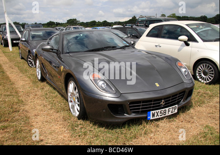 Un 599 GTB Fiorano nel parcheggio pubblico al Festival di Goodwood di velocità, luglio 2009. Foto Stock