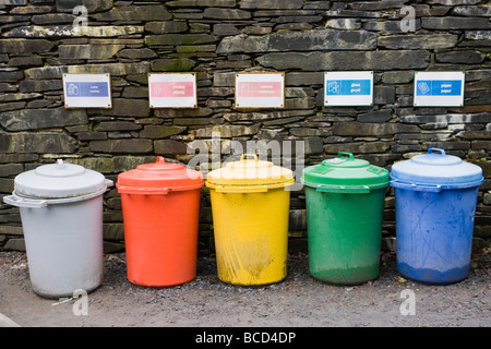Bidoni di riciclaggio presso il Centre for alternative Technology, Machynlleth, Powys, Galles UK Foto Stock