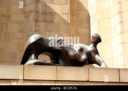 Henry Moore astratta scultura in bronzo Leeds Yorkshire England Regno Unito Foto Stock