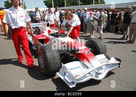 Ingegneri spingere un 2009 Toyota auto di Formula Uno in pista a Goodwood Festival of Speed, luglio 2009. Foto Stock