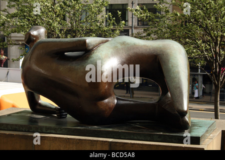 Henry Moore astratta scultura in bronzo Leeds Yorkshire England Regno Unito Foto Stock