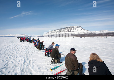 Vana kaksi kalaa ( solo due pesci ) la pesca sul ghiaccio la concorrenza al Lago di Kilpisjärvi Finlandia Lapponia Saanatunturi ( Saana Fjell ) in background Foto Stock