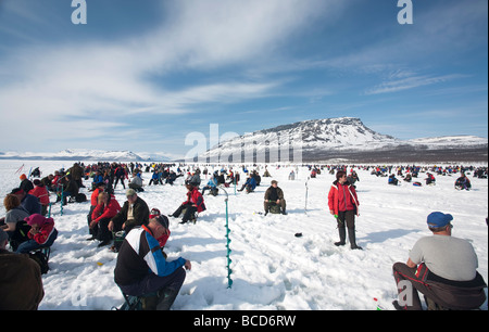 Vana kaksi kalaa ( solo due pesci ) ghiaccio annuale concorso di pesca al Lago di Kilpisjärvi Lapland Finlandia , Saana tunturi fjell in background Foto Stock