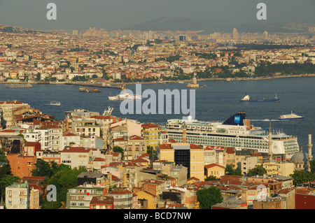 ISTANBUL, Turchia. Una vista da Beyoglu sul Bosforo verso Uskudar sulla sponda asiatica della città. 2009. Foto Stock