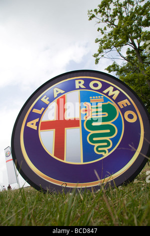 Un Alfa Romeo badge accanto a uno stand con le vittorie nel Campionato Mondiale Superbike a Donington Park, Derbyshire, in Inghilterra. Foto Stock