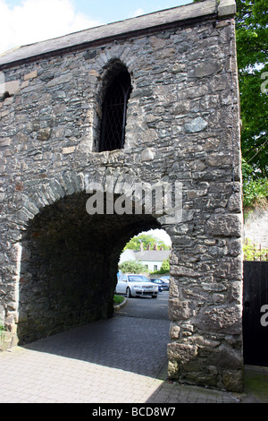 Il Tholsel, parte delle antiche mura della città nella città di Carlingford, nella contea di Louth, Irlanda Foto Stock