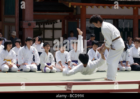 Un uomo getta il suo avversario al suolo durante un aikido arti marziali autodifesa dimostrazione a Kyoto in Giappone Foto Stock