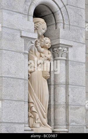 Le statue intorno alla facciata di Sainte-Anne de Beaupré santuario, Quebec, Canada Foto Stock