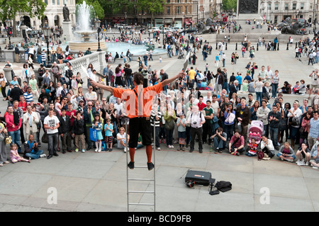 Animatore di strada esibirsi di fronte del pubblico in Trafalgar Square Londra Inghilterra REGNO UNITO Foto Stock