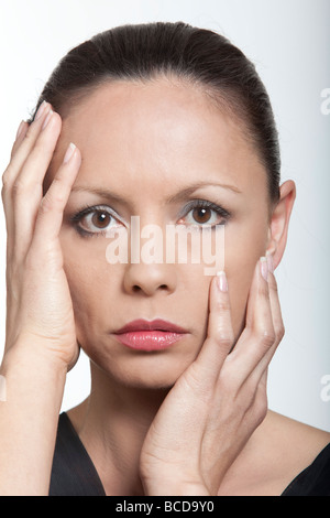 Bella donna che esprimono ritratto su sfondo siolated Foto Stock