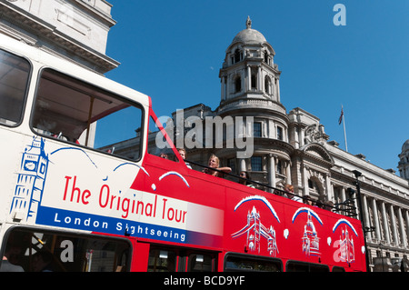 Original Tour bus panoramico su Whitehall a Londra REGNO UNITO Foto Stock