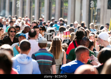 Grande folla di persone in Oxford Street, London, Regno Unito Foto Stock