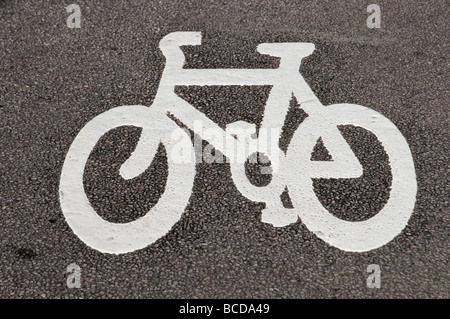 Pista ciclabile simbolo marcatura stradale Londra Inghilterra REGNO UNITO Foto Stock