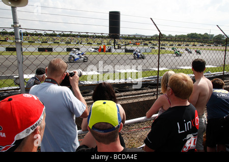 Tifosi guardare l'azione al Melbourne tornante, vittorie nel Campionato Mondiale Superbike, Donington Park, Derbyshire, in Inghilterra. Foto Stock