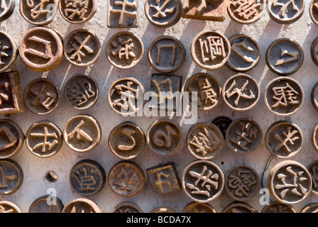 Una collezione di antichi rotonda hanko o guarnizioni di nome crea un modello interessante in un mercato delle pulci a Kyoto in Giappone Foto Stock