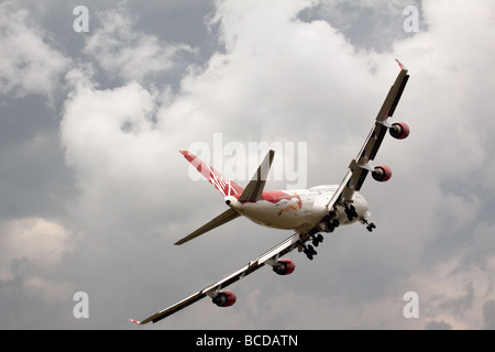 Virgin Atlantic - Boeing 747-400 flypast a Biggin Hill Airshow di Foto Stock