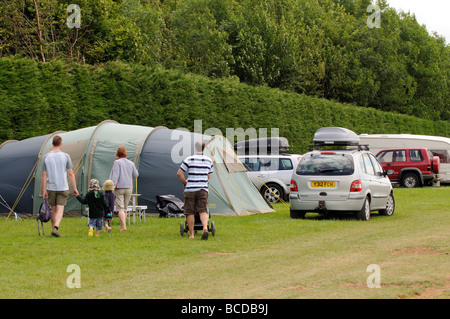 Campeggio e caravaning in Cotswolds i visitatori visto qui a Cotswold Farm Park a potenza Guiting Gloucestershire Foto Stock