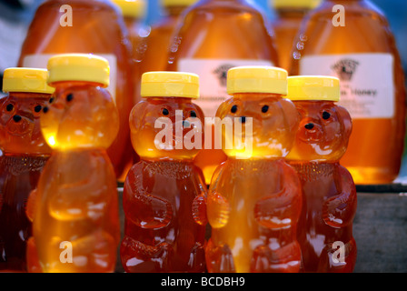 Colorata frutta e verdura ad Evanston Mercato degli Agricoltori. Golden honey bear bottiglie. Foto Stock