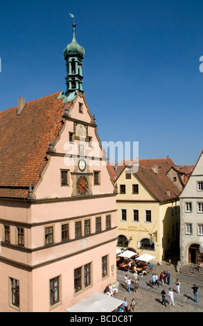 Rothenburg ob der Tauber's Ratstrinkstube (Consigliere della Città di Taverna) con orologi e solare affacciato sulla città vecchia Markt Square Foto Stock