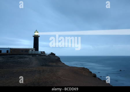 Faro proiettore a fascio attraverso la nebbia di aria. Punta de Jandia, Fuerteventura, Spagna Foto Stock