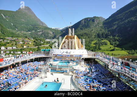 Terrazza con piscina sulla nave da crociera P&o Oceana, Geiranger, Geiranger Fjord, e molto altro ancora og Romsdal, Norvegia Foto Stock