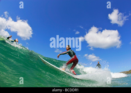 British surfer Jake giù in sella al suo locale surf spot spiaggia Gwithian Cornovaglia Foto Stock