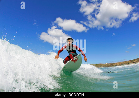 British surfer Jake giù in sella al suo locale surf spot spiaggia Gwithian Cornovaglia Foto Stock