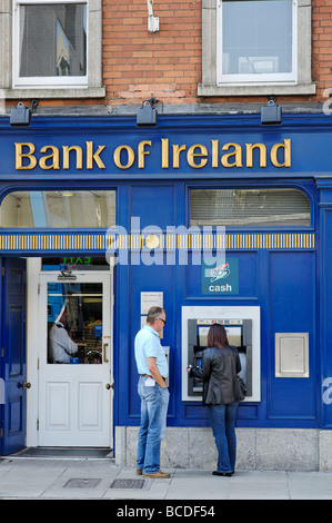 Persone che utilizzano la Bank of Ireland punto cassa macchina a Dublino Repubblica di Irlanda Foto Stock