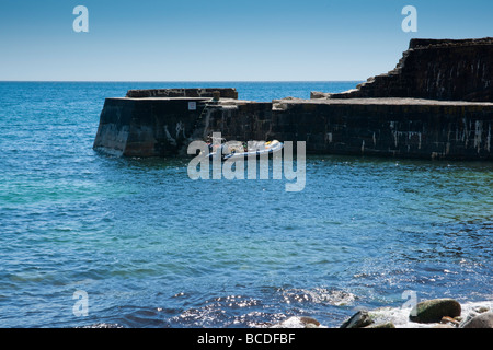 Lamorna Cove Harbour parete con subacquei barca ormeggiata lungo Foto Stock