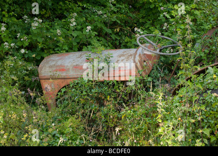 Un abbandonato il vecchio trattore in una siepe in Cornworthy Devon Foto Stock