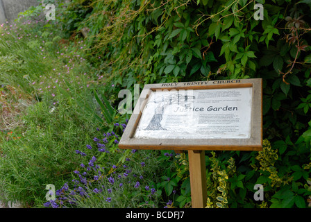 Giustizia giardino nella Santissima Trinità sagrato Guildford Surrey in Inghilterra REGNO UNITO Foto Stock