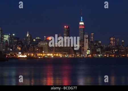 L'Empire State Building e la skyline di Manhattan al crepuscolo come visto dal New Jersey. Foto Stock