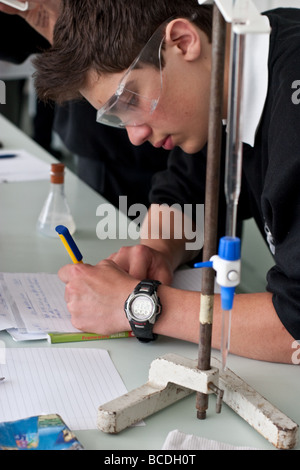 Gli studenti britannici a sperimentare durante la lezione di Chimica Foto Stock