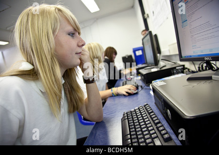 Una studentessa britannica durante lezioni di informatica. Foto Stock
