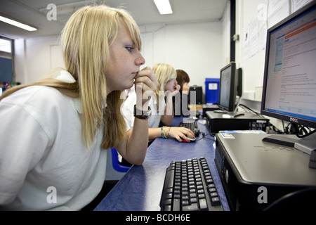 Una studentessa britannica durante lezioni di informatica. Foto Stock