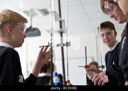 Gli studenti britannici a sperimentare durante la lezione di Chimica Foto Stock