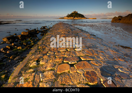 Alba sopra il vecchio selciato in pietra che portano a St Michaels Mount sul Cornish Coast UK Foto Stock