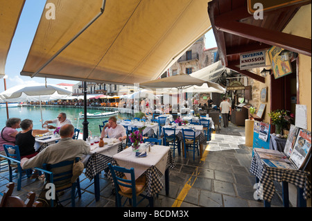 Ristoranti sul lungomare nel vecchio porto veneziano, Rethymnon, North West Coast, Creta, Grecia Foto Stock