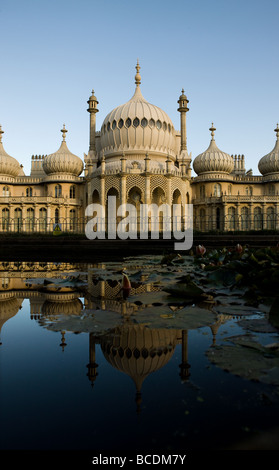 Il fronte est della Brighton Pavillion visto in inizio di mattina di sole riflesso nel laghetto di gigli Foto Stock