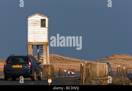 Auto attraversando la marea causeway sull Isola Santa Northumbria Foto Stock