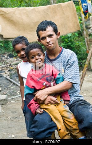 I bambini con i loro papà in una molto poveri delle baraccopoli al di fuori di Sao Paulo, Brasile. Foto Stock