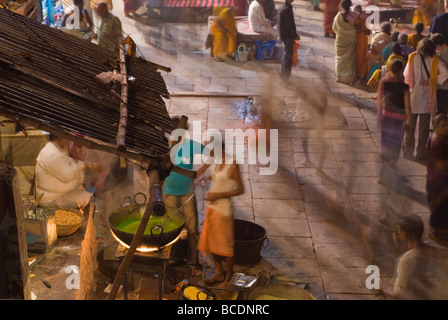 I venditori ambulanti di ghat principale luogo cucinare e vendere il cibo durante il Diwali Festival di Varanasi (India). Foto Stock