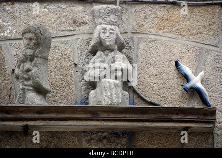 Celtic Triskel simbolo sulla figura e seagull sopra le porte, Roscoff, Bretagna Francia Foto Stock