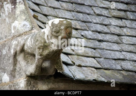 Una creatura di pietra scultura su la cappella di Sainte Brigitte Ossario, la cattedrale di Notre Dame de Batz Croas chiesa, Roscoff, Bretagna Francia Foto Stock