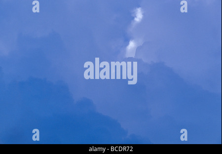 Delicato ma minacciosa tempesta tropicale nubi riempiono il cielo al tramonto. Foto Stock
