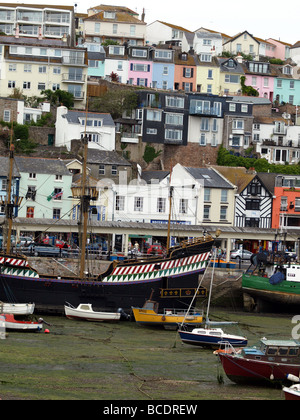 Il porto,'Golden Hind'replica,e la città a Brixham,Devon. Foto Stock