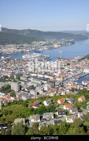 Vista sulla città dal Monte Fløyen, dalla funicolare Fløibanen, da Bergen, Hordaland, Norvegia Foto Stock