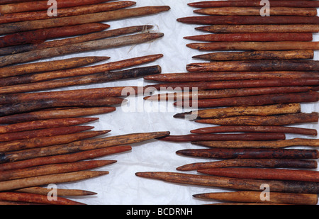 Ocra aborigena macchiate di picchetti di legno dal Dja Dja Wurrung tribù. Foto Stock